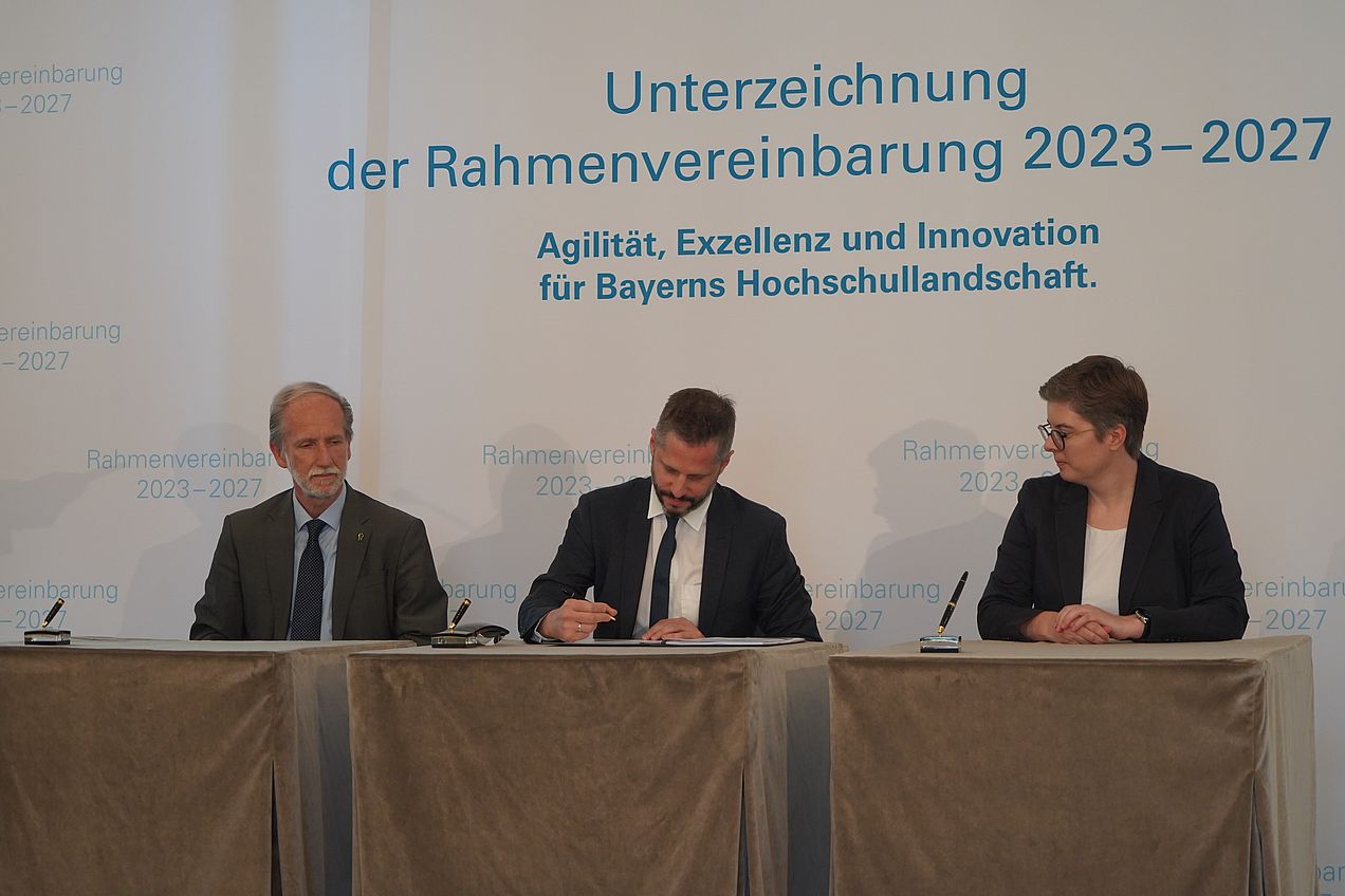Prof. Rainer Kotzian unterzeichnet die Rahmenvereinbarung Hochschulen