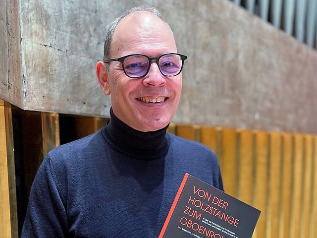 Porträt Ralf-Jörn Köster mit seinem Buch. 