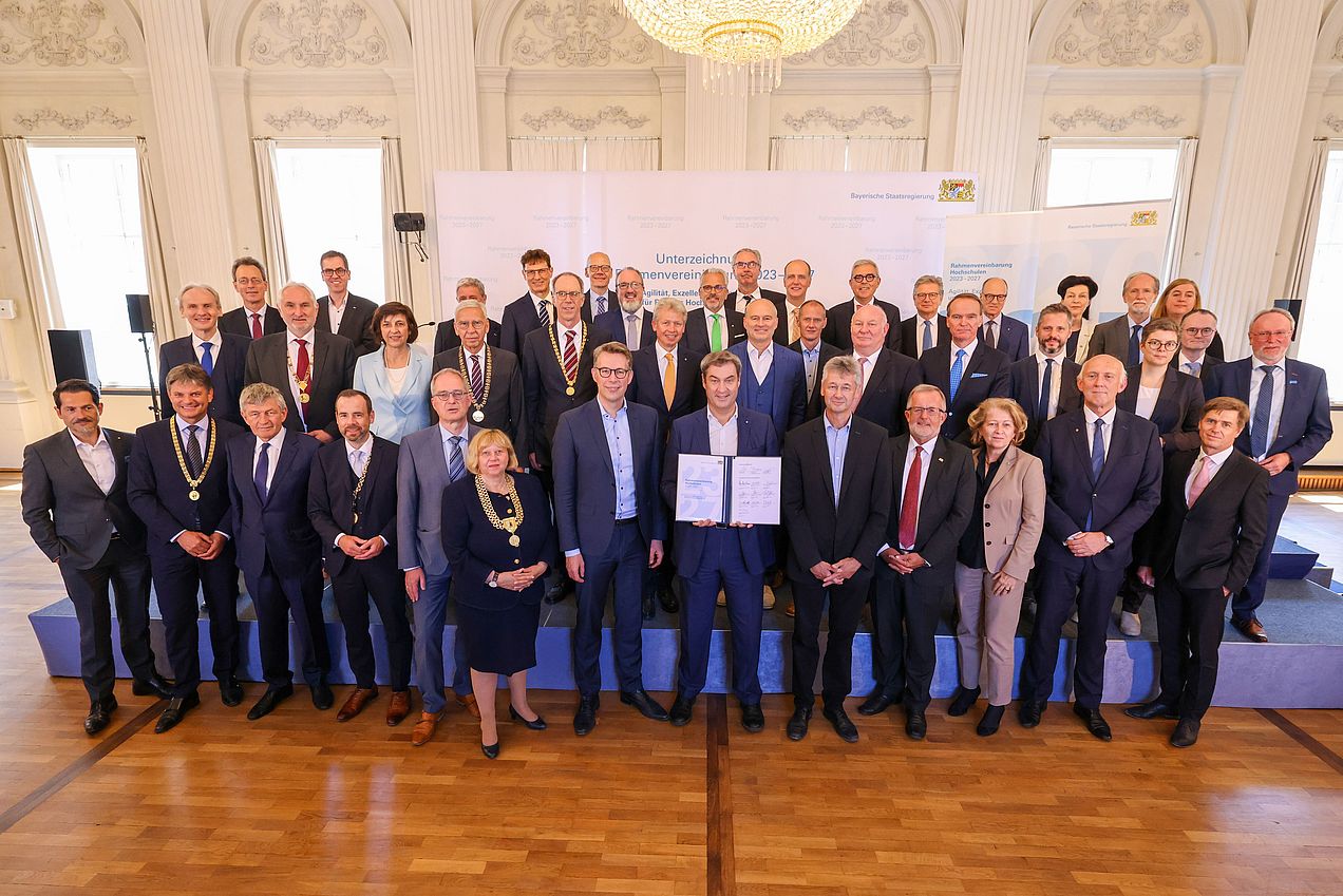 Gruppenbild der Präsident*innen der bayrischen Kunsthochschulen, Universitäten, Hochschulen für angewandte Wissenschaften und Universitätskliniken zur Unterzeichnung Rahmenvereinbarung 2023-2027
