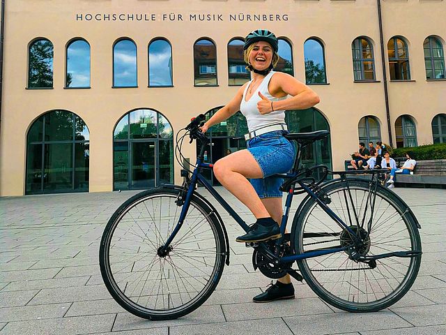 Gesangsstudentin Melissa Porzner gibt Startschuss zum Stadtradeln