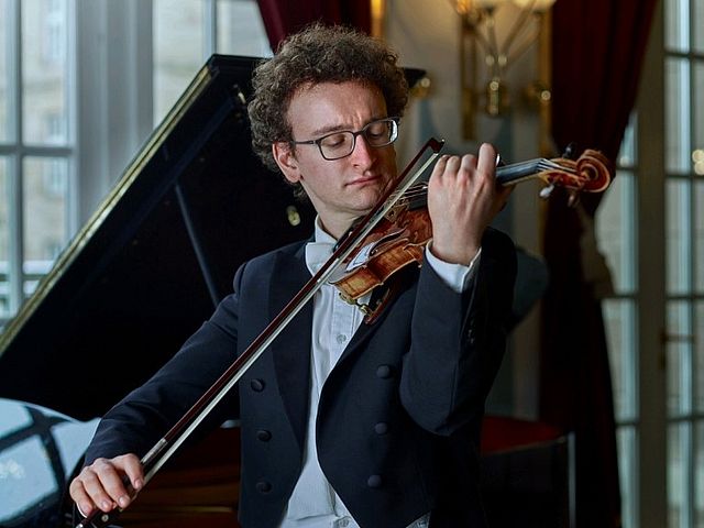 Moritz König beim Violine Spielen.