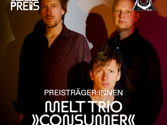 Zwei Herren stehen hinten, ein weiterer sitzt vor ihnen. Logos Deutscher Jazzpreis in der linken oberen Ecke und Text "Preisträger:innen Melttrio" am unteren Bildrand.
