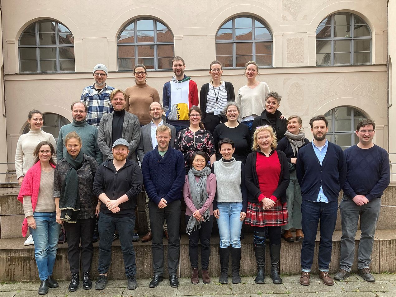 Gruppenbild der Teilnehmenden des Netzwerktreffens, in drei Reihen hintereinander stehend. 