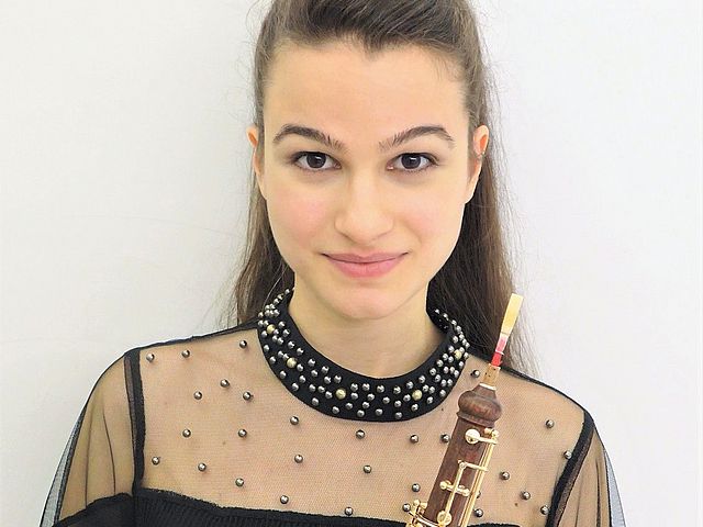 Porträt Kateřina Trumpešová mit ihrer Oboe. 