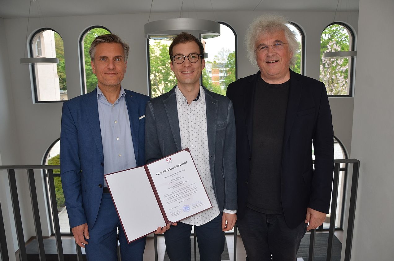 Doktorvater Prof. Dr. Martin Ullrich, Promovend Dr. Sebastian Trump, Hochschulpräsident Prof. Christoph Adt (v.l.n.r.)