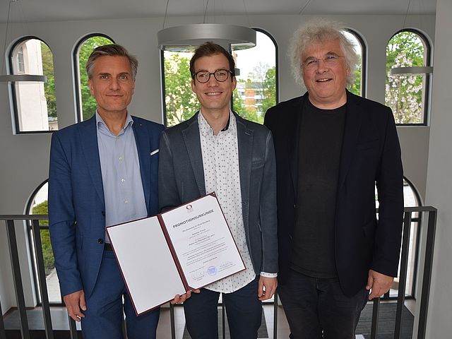 Doktorvater Prof. Dr. Martin Ullrich, Promovend Dr. Sebastian Trump, Hochschulpräsident Prof. Christoph Adt (v.l.n.r.)