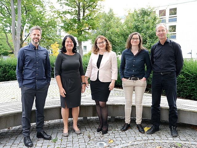 (v. l. n. r.) Prof. Rainer Kotzian, Prof. Irene Urbach, Prof. Dr. Renate Reitinger, Anna Körber, Prof. Bernhard Schmidt