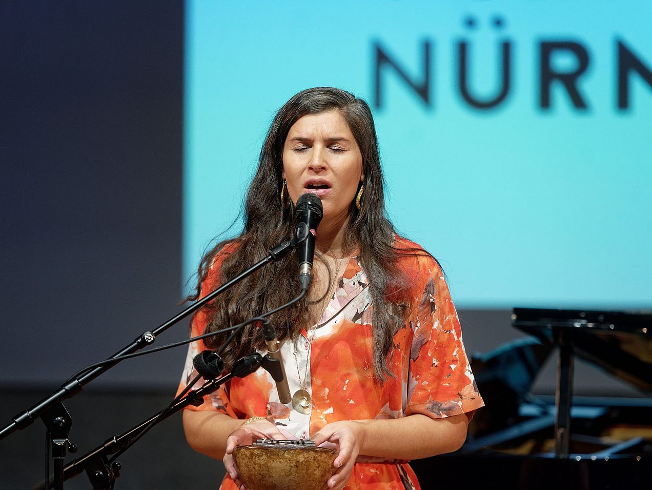 Filippa Gojo singt und spielt Kalimba, dabei hat sie die Augen geschlossen. 