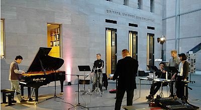Lan Phien Pham (Klavier), Marek Poznanski (Schlagzeug), Mark Beursgens, Shiina Ikeda (Elektronik), Yuhwan Kim (Elektronik-Assistenz), Gottfried Rüll (Leitung) proben John Cage "Imaginary Landscape No. 1"