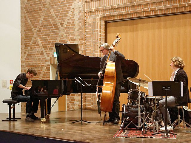 Philipp Weiß mit der Rhythmusgrupppe