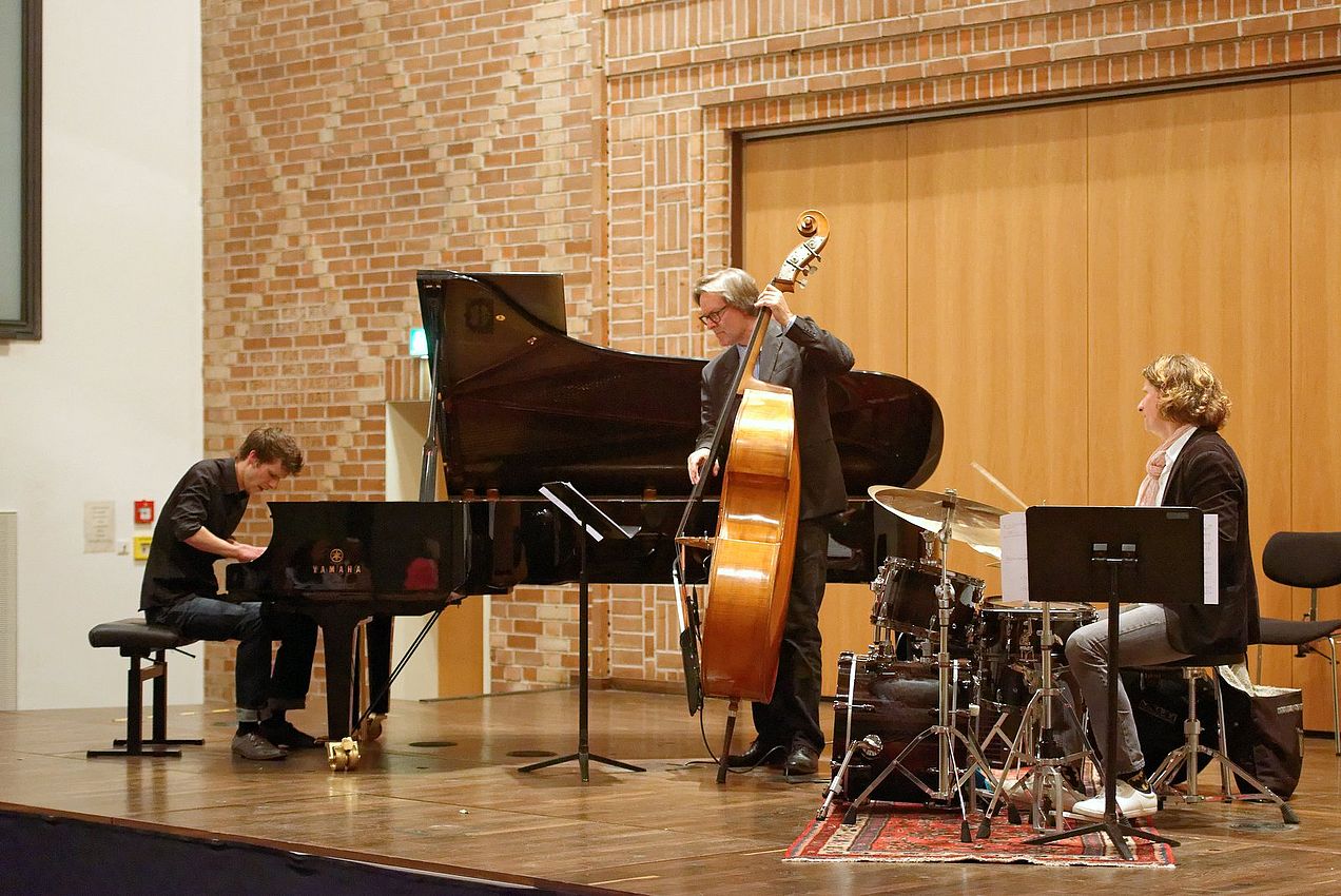 Philipp Weiß mit der Rhythmusgrupppe