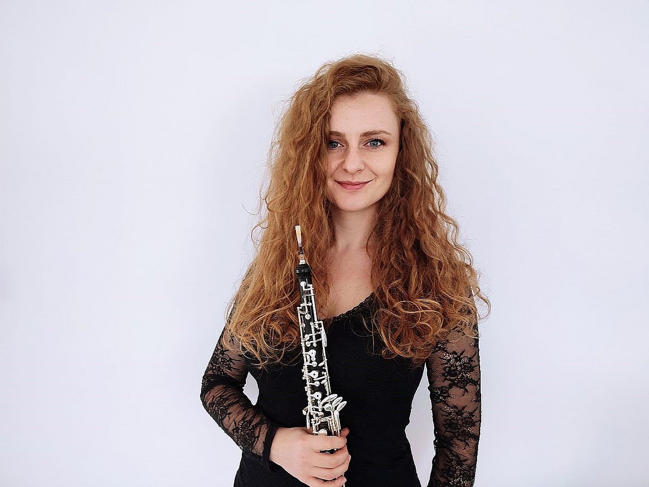 Porträt Kristina Pláñavská mit ihrer Oboe