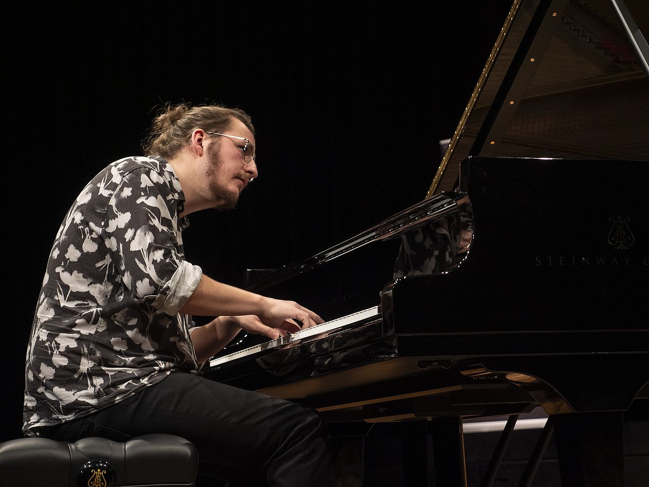 Lionel Wegmann sitzt am Flügel, Perspektive von schräg links unten. 