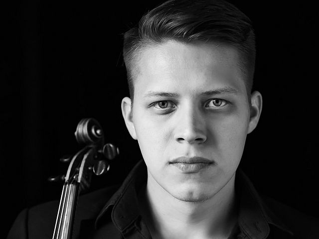 Schwarz-weiß Porträt Waldemar Darscht, neben seinem Kopf ist die Schnecke seiner Viola. 