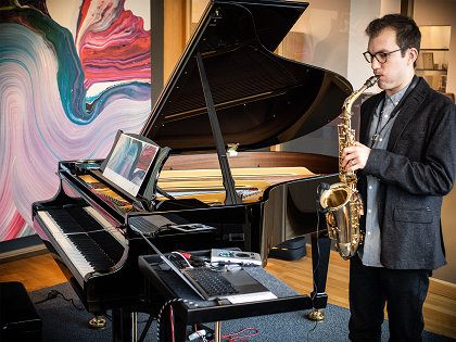 Dr. Sebastian Trump improvisiert live mit einem ersten Prototypen der KI-Software am Steinway Spirio
