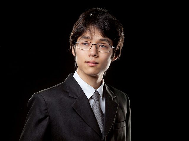 Porträt von Shunichiro Katsura im Anzug.
