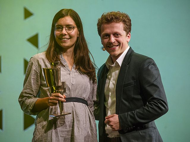 Johanna Steinborn (rechts) erhält als beste Absolventin der Hochschule für Musik in Nürnberg den Kulturpreis Bayern 2017. Den Preis überreichte Schauspieler Ferdinand Schmidt-Modrow (rechts). Foto: Manuela Steinemann/Bayernwerk AG