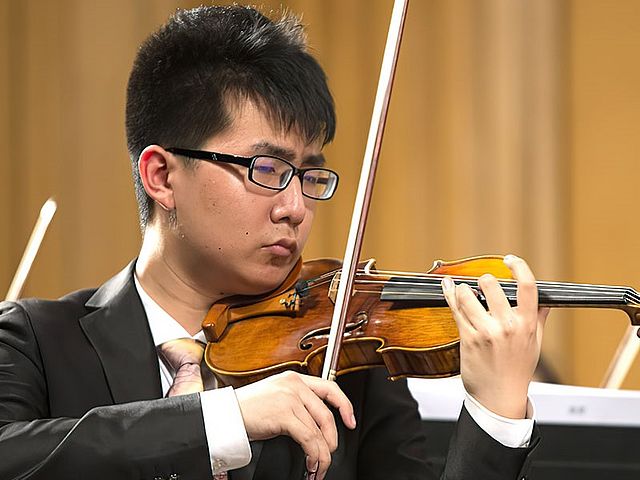 Yunfei Bai beim Violine Spielen.