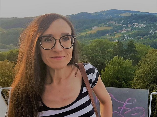 Porträt Emilia Parado Cabaleiro, freundlich lächelnd. 