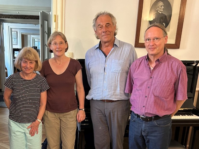 Rhonda Boyle, Prof. Ulrike Wohlwender, Udo Schmidt-Steingraeber und Prof. Ulrich Hench stehen in der Klaviermanufaktur Steingraeber in Bayreuth vor einem Klavier. 