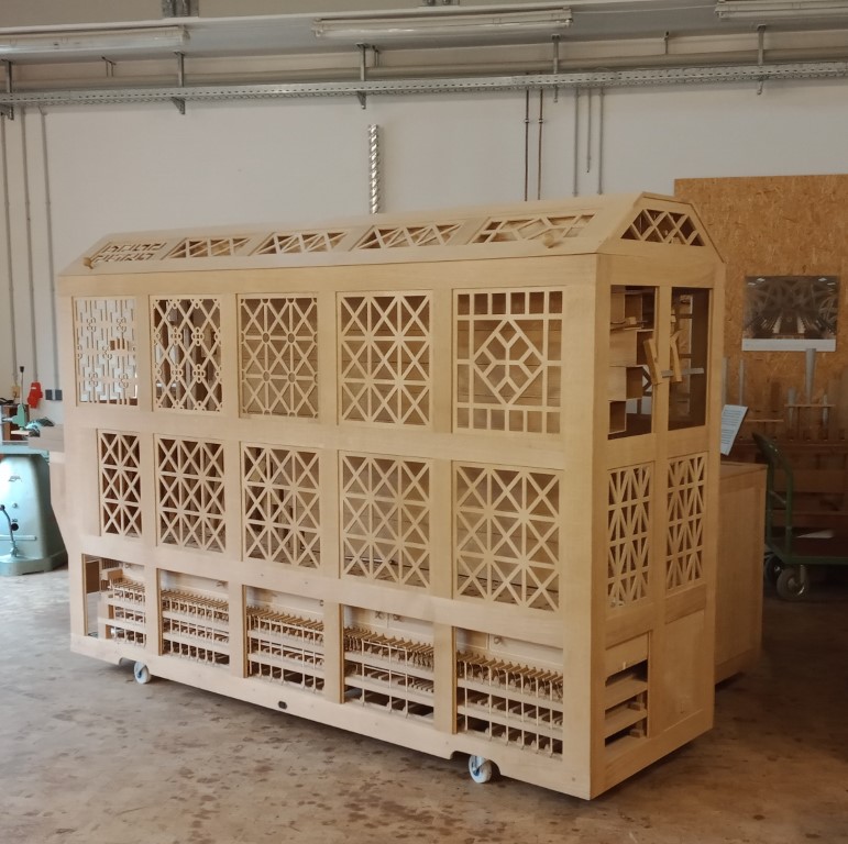 Die Orgel steht, noch ohne Pfeifen, in der Werkstatt.