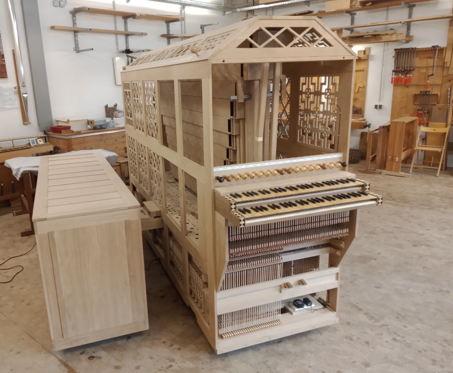 Ansicht der Orgel in der Werkstatt von links vorne.