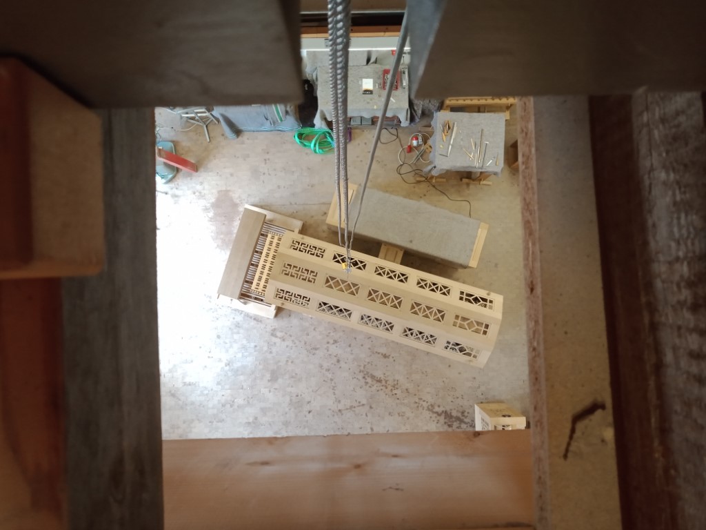 Ansicht der Orgel in der Werkstatt von oben. 