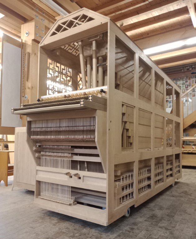 Die Orgel steht in der Werkstatt, Ansicht von rechts vorne mit Blick auf die Manuale von unten. 
