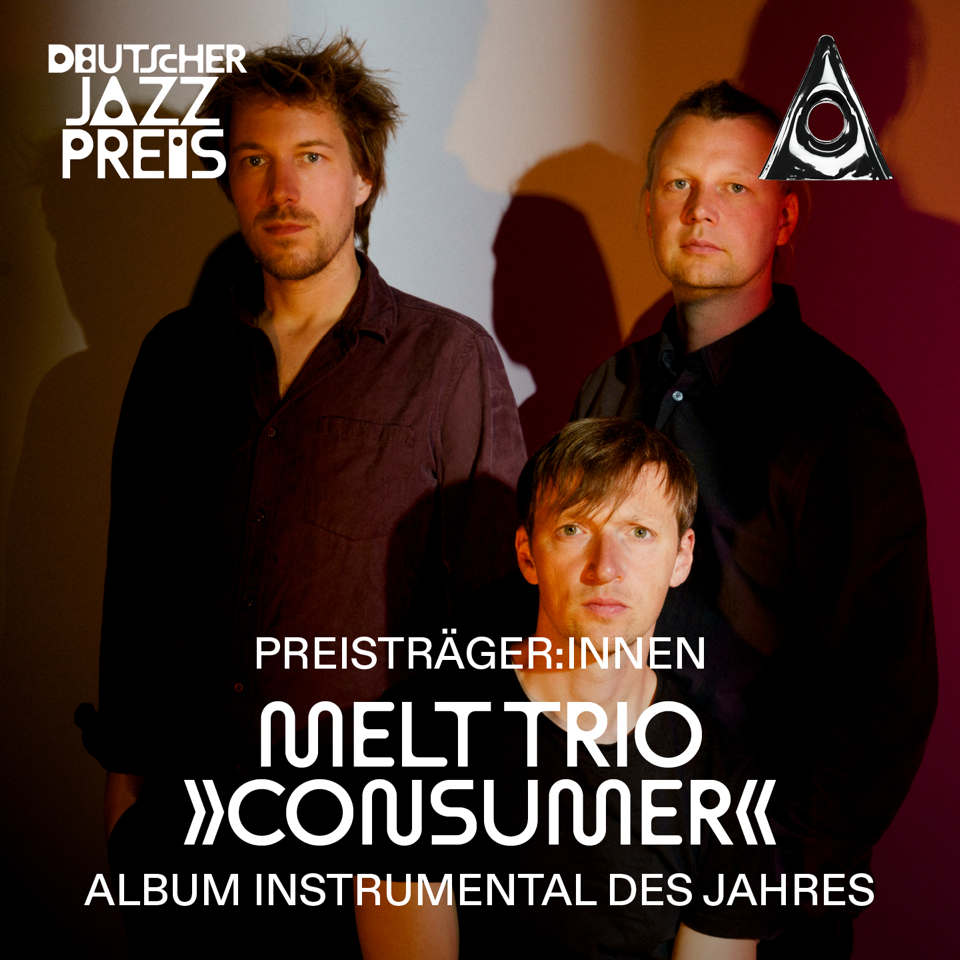 Zwei Herren stehen hinten, ein weiterer sitzt vor ihnen. Logos Deutscher Jazzpreis in der linken oberen Ecke und Text "Preisträger:innen Melttrio" am unteren Bildrand.
