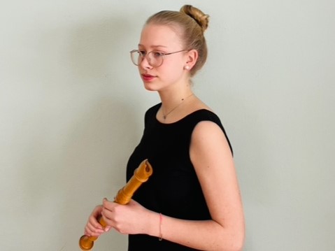 Porträt Johanna Rist mit Blockflöte. 