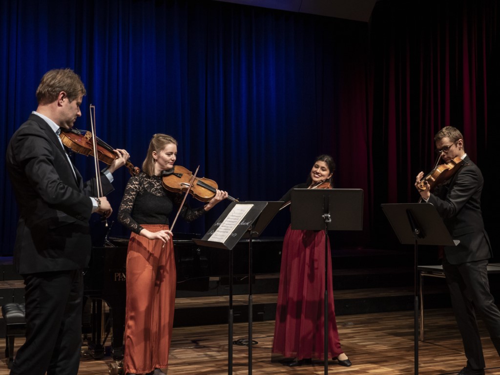 Viola-Quartett mit Prof. Andreas Willwohl, Caroline Spengler, Julia Ogas und Matthias Schnorbusch auf der Bühne des Orchestersaals