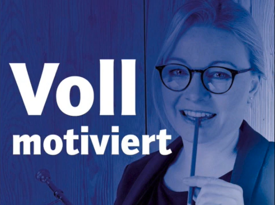 Titelbild des Podcasts mit der Schrift "Voll motiviert" vor blauem Hintergrund. In der rechten Bildhälfte ist eine Frau mit Brille und einem Bleistift in der Hand zu sehen, die in der anderen Hand eine Trompete hält.  
